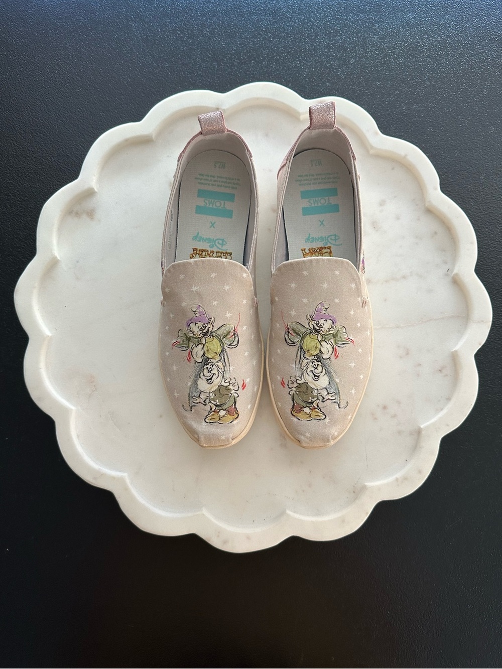 Women’s Disney X Toms Beige/Blush Pink Dwarfs Print Slip-On Size 7.5